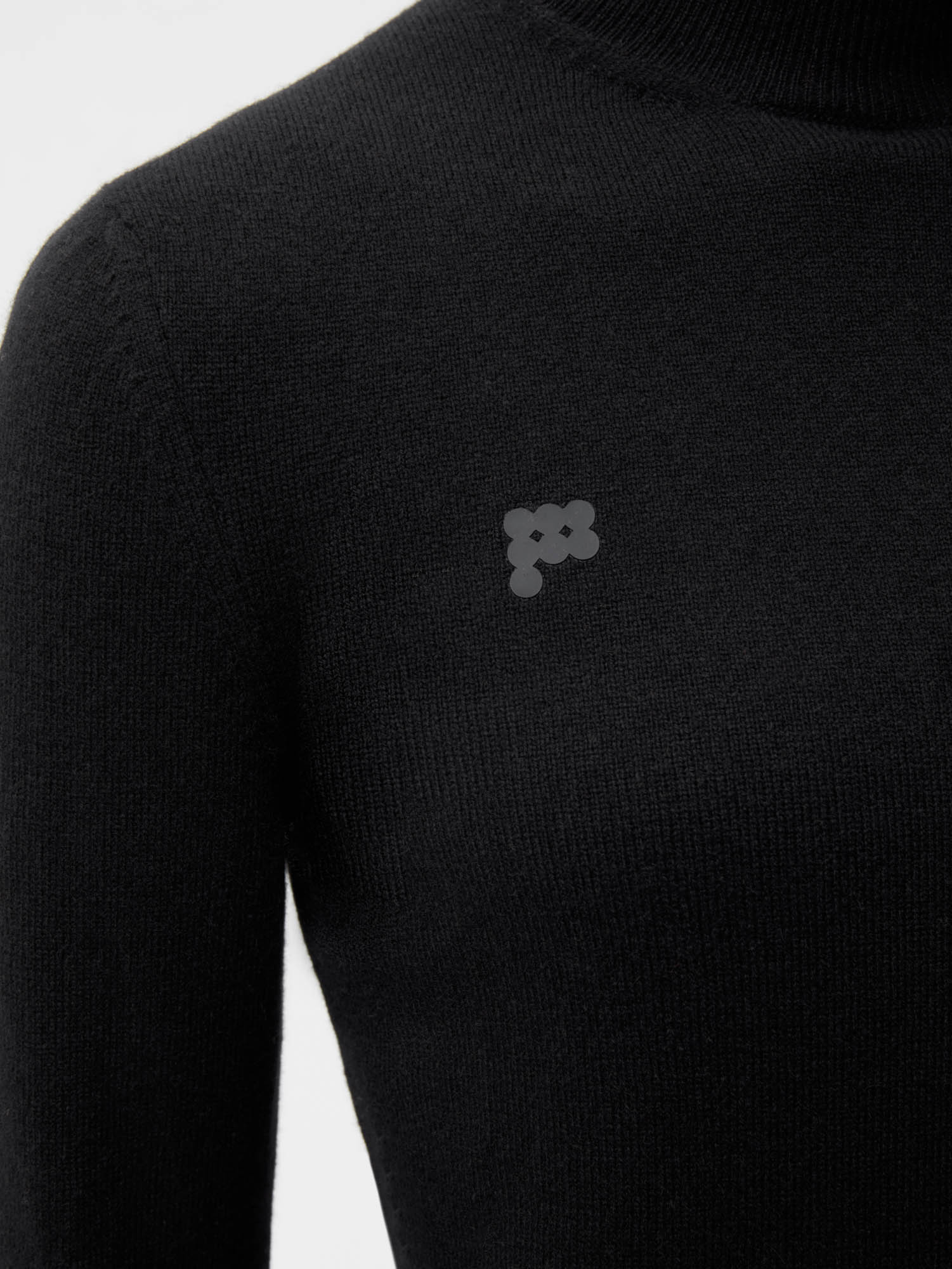 Women Recycled Cashmere Fitted Turtleneck Top—black