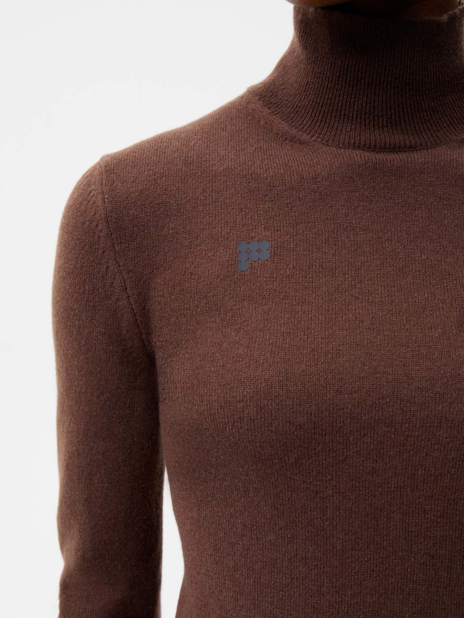 Women Recycled Cashmere Fitted Turtleneck Top—chestnut brown