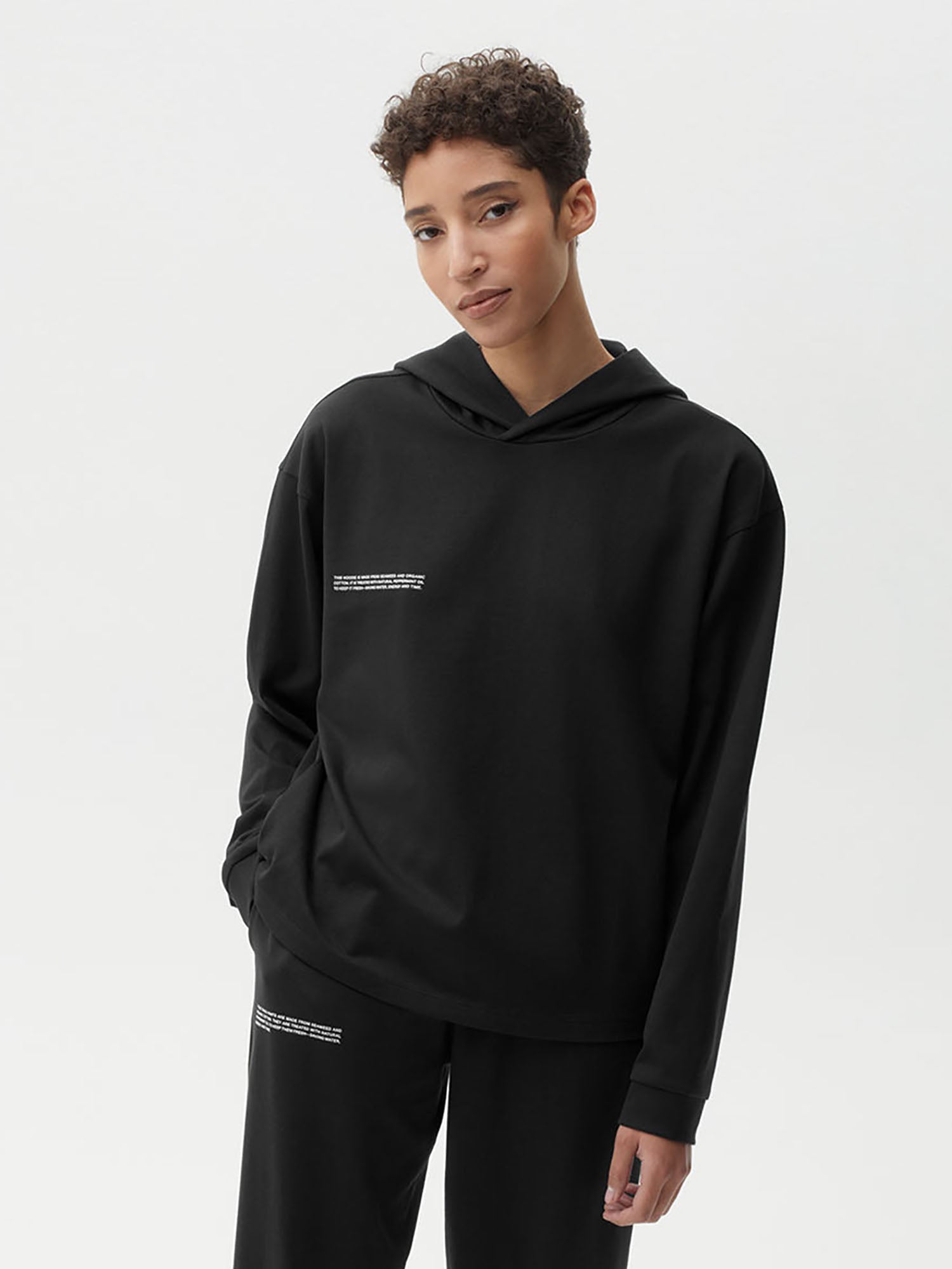 Seaweed Fiber Loungewear Hoodie Black Model