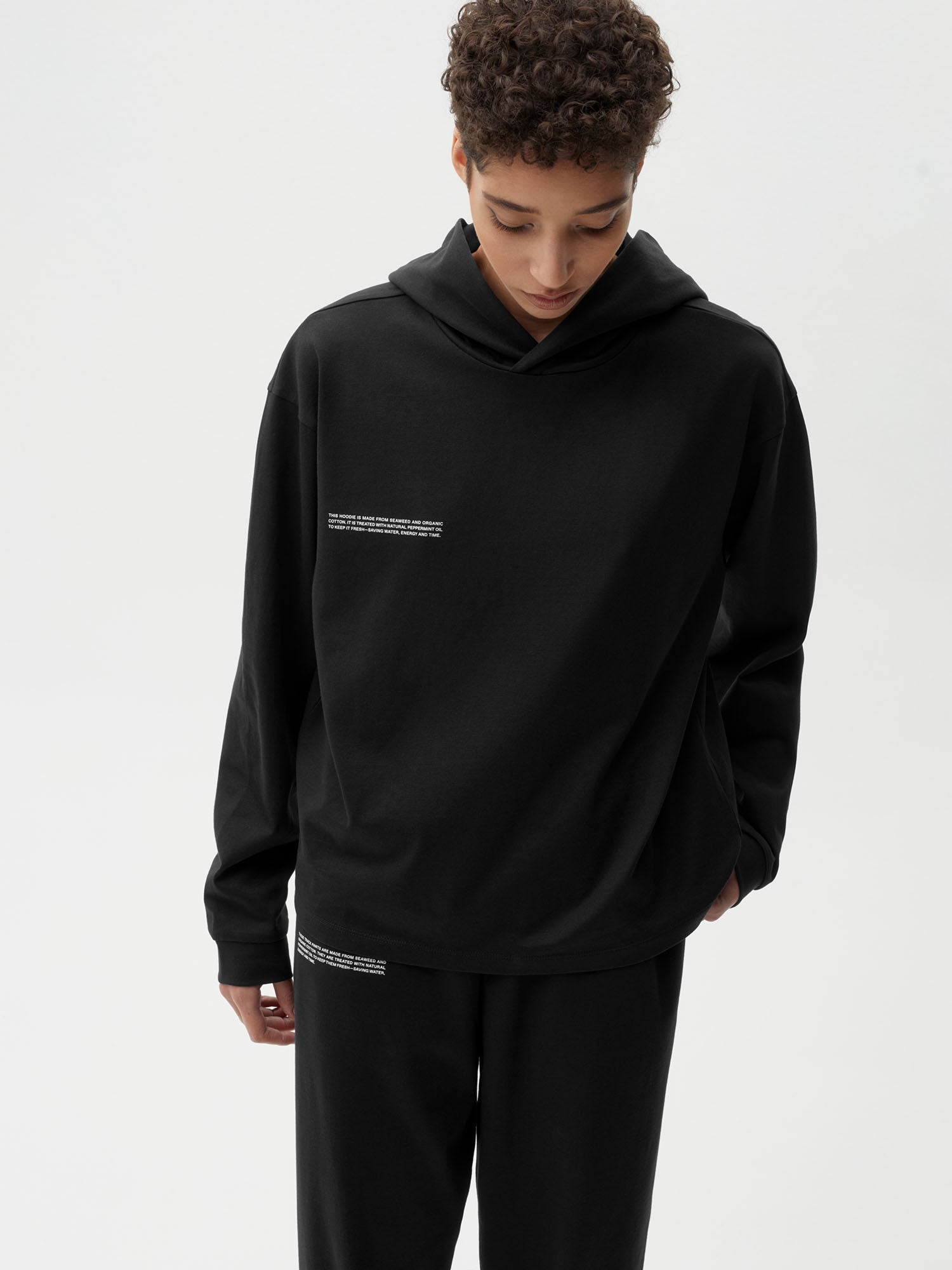 Seaweed Fiber Loungewear Hoodie Black Model