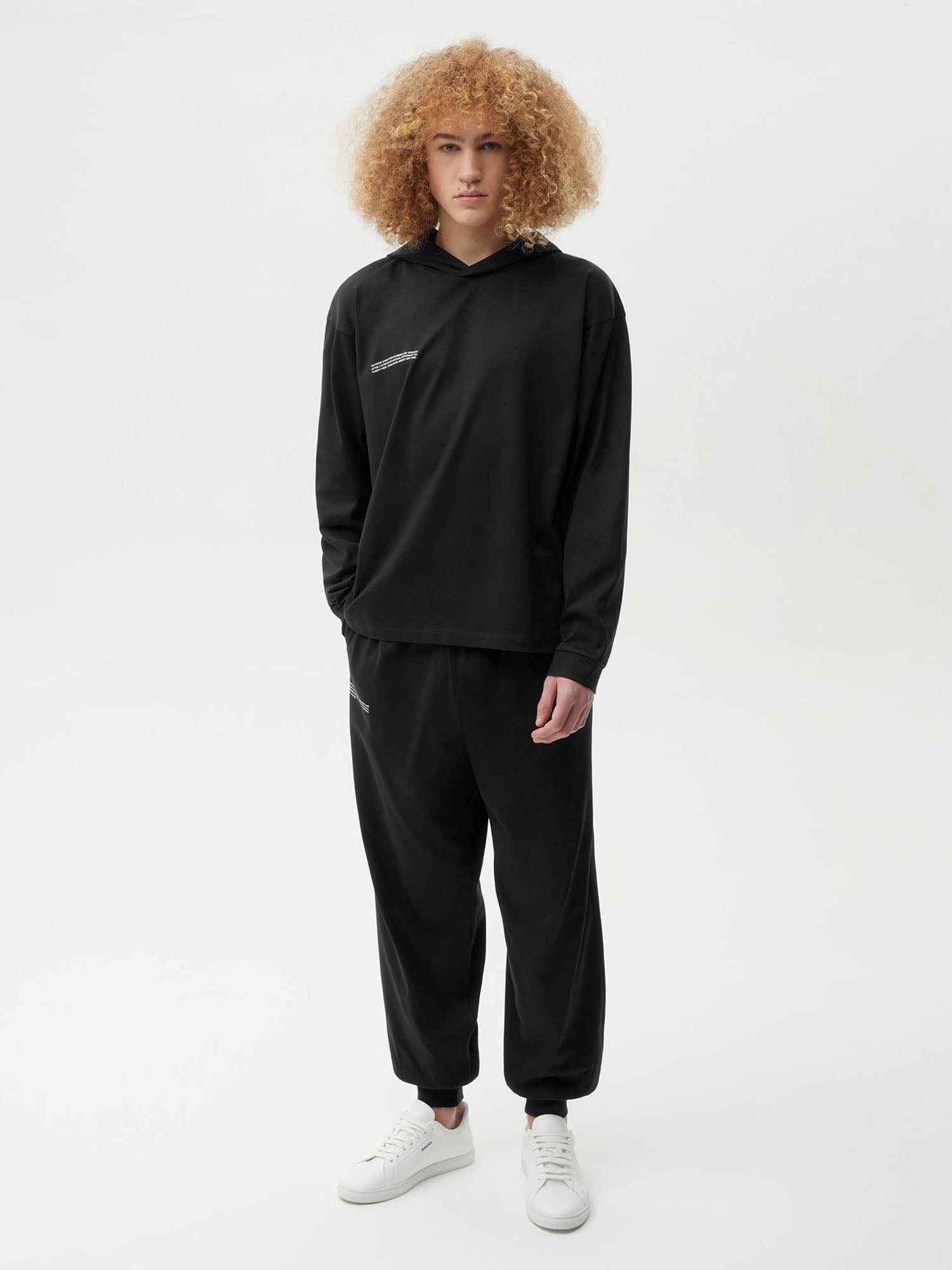 Seaweed Fiber Loungewear Hoodie Black Model