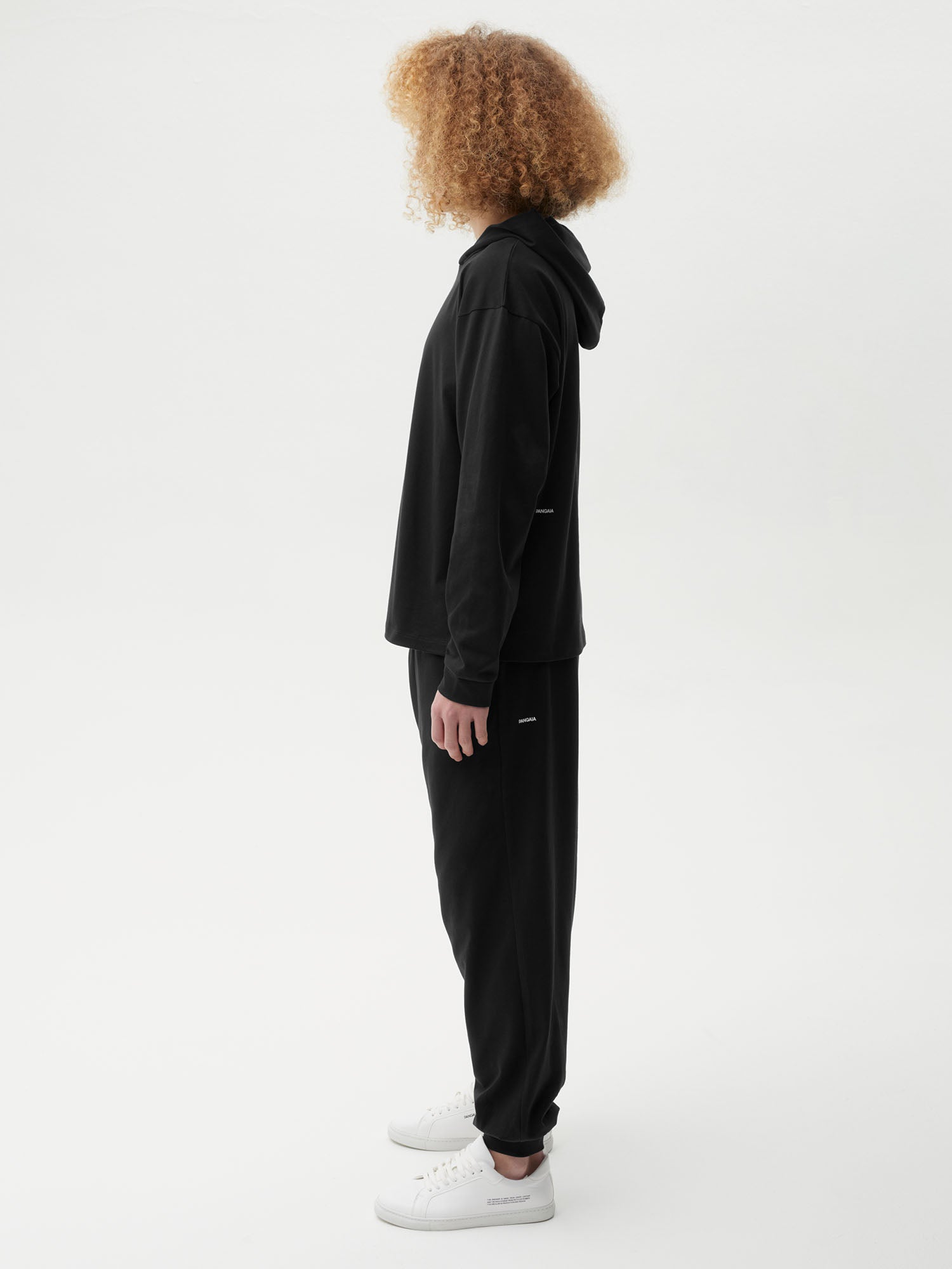 Seaweed Fiber Loungewear Hoodie Black Model 5
